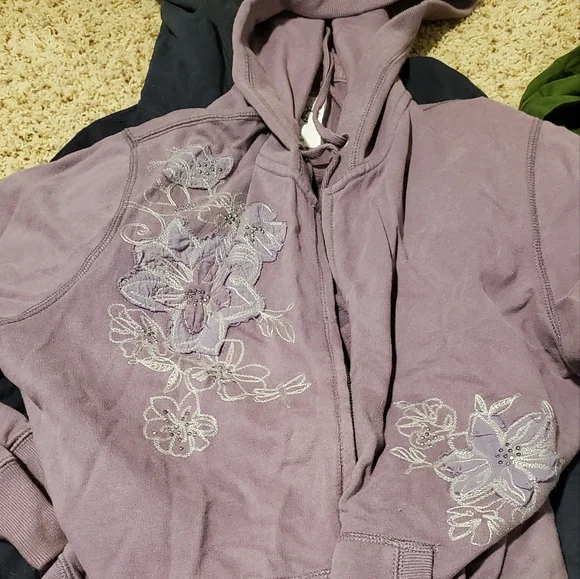 Sweaters - Picture 3 of 4